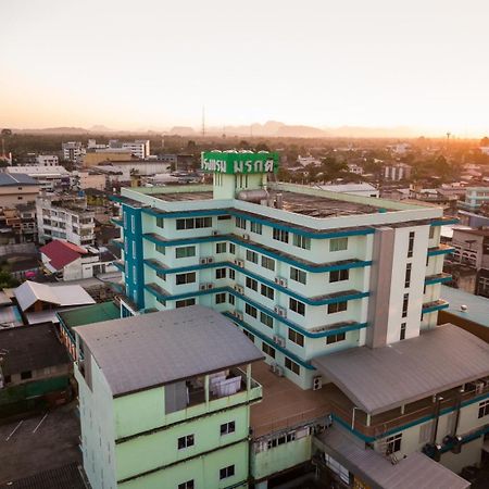 Morakot Twin Chumphon Hotell Exteriör bild
